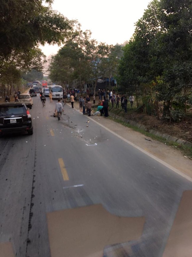 Tuyên Quang: Hai vợ chồng đi xe máy ngược chiều bị ô tô đâm tử vong - Ảnh 1.