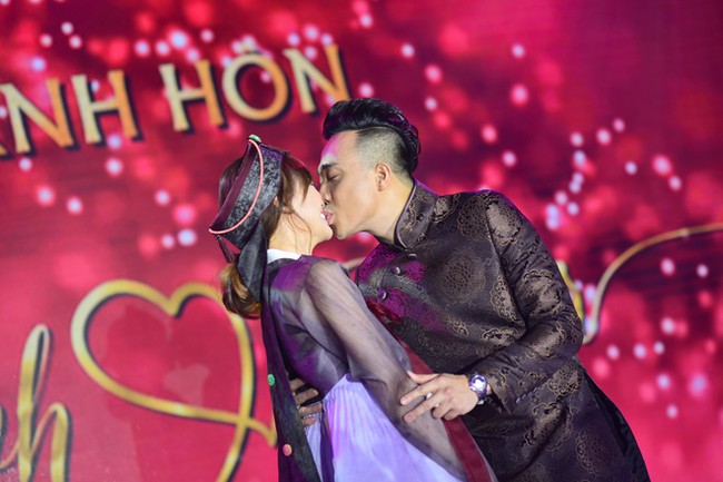Trấn Th&agrave;nh vừa kh&oacute;c vừa &ocirc;m h&ocirc;n Hari Won v&agrave;o l&ograve;ng - Ảnh 2.