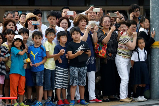 Ở Nhật, người d&acirc;n cũng xếp h&agrave;ng v&agrave; h&aacute;o hức đ&oacute;n chờ Tổng thống Obama - Ảnh 3.