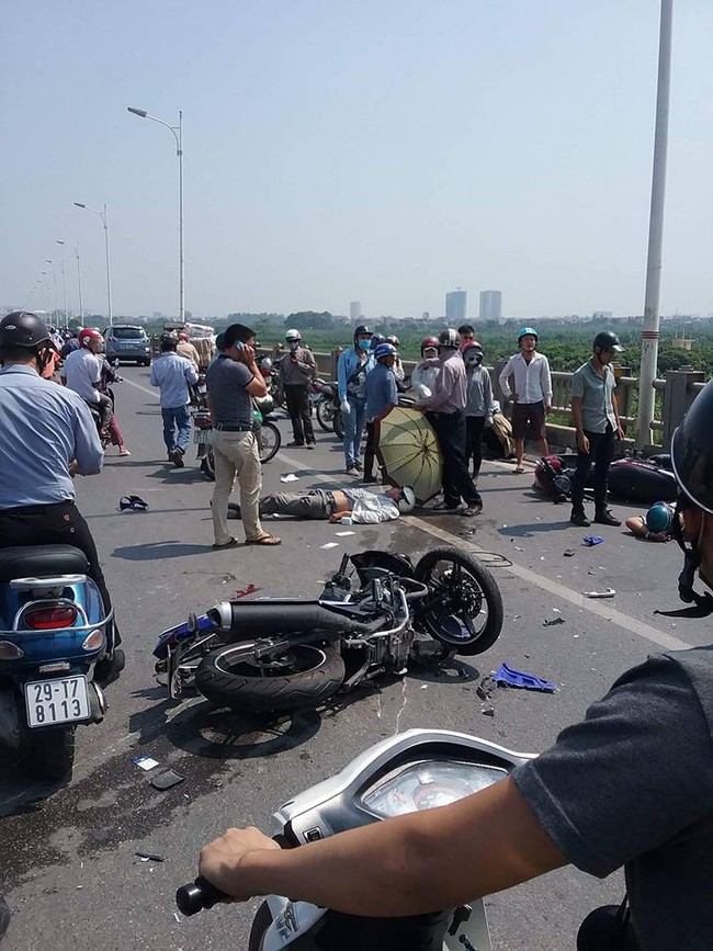 Hà Nội: Ô tô đâm liên hoàn vào 4 xe máy trên cầu Vĩnh Tuy, 3 người nhập viện cấp cứu - Ảnh 1.