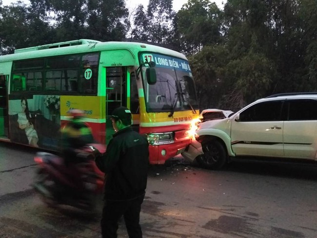 H&agrave; Nội: Xe Fortuner đ&acirc;m tử vong cụ gi&agrave; đi bộ tr&ecirc;n đường rồi đấu đầu xe bu&yacute;t - Ảnh 1.