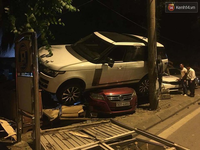 Xe Range Rover đ&acirc;m sập bốt bảo vệ, lao l&ecirc;n nhiều n&oacute;c &ocirc; t&ocirc; - Ảnh 1.