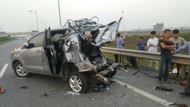 Xe Innova bị container đâm bẹp trên cao tốc Hà Nội - Thái Nguyên, 4 người chết, 6 người bị thương - Ảnh 1.