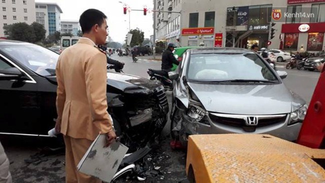 H&agrave; Nội: Xe Mercedes S400 biến dạng phần đầu sau khi đ&acirc;m li&ecirc;n tiếp 2 &ocirc; t&ocirc; - Ảnh 3.