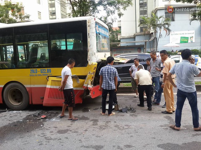 Hà Nội: Xe bồn đâm bẹp đuôi xe buýt, hàng chục hành khách la hét thất thanh - Ảnh 1.