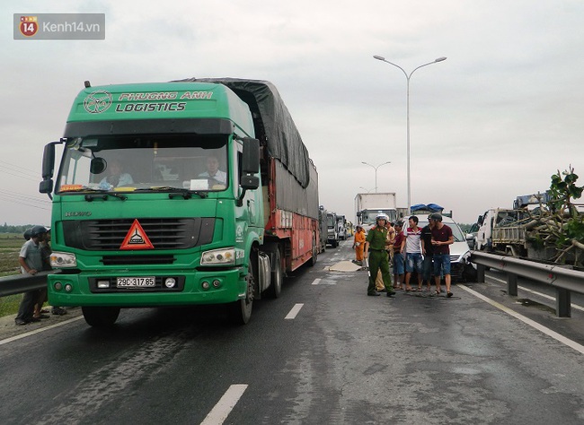 Cô gái trẻ tử vong sau tai nạn liên hoàn, quốc lộ 1A ách tắc hàng giờ - Ảnh 5.