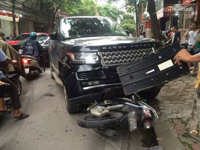 Hà Nội: Cô gái trẻ thoát chết trong gang tấc dưới gầm xe Range Rover tiền tỷ - Ảnh 1.