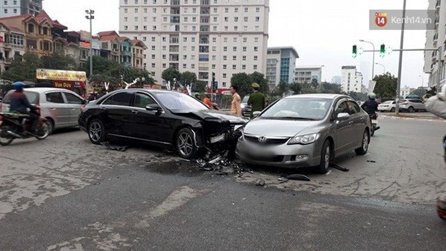 H&agrave; Nội: Xe Mercedes S400 biến dạng phần đầu sau khi đ&acirc;m li&ecirc;n tiếp 2 &ocirc; t&ocirc; - Ảnh 1.