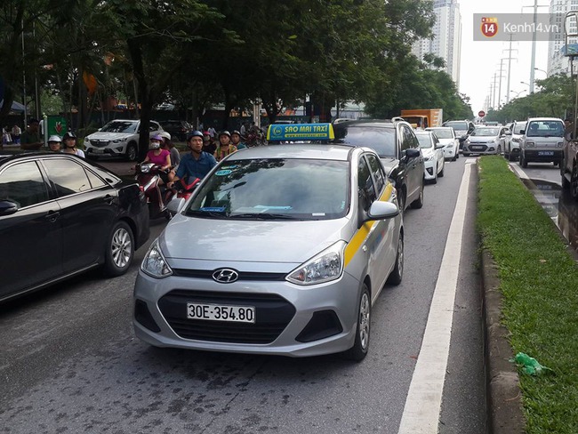 H&agrave; Nội: Xe bồn đ&acirc;m bẹp đu&ocirc;i xe bu&yacute;t, h&agrave;ng chục h&agrave;nh kh&aacute;ch la h&eacute;t thất thanh - Ảnh 3.