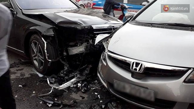 H&agrave; Nội: Xe Mercedes S400 biến dạng phần đầu sau khi đ&acirc;m li&ecirc;n tiếp 2 &ocirc; t&ocirc; - Ảnh 2.