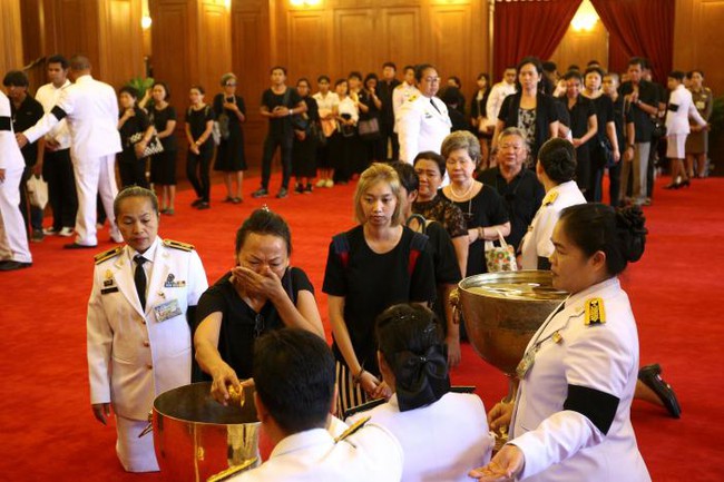 Người d&acirc;n Th&aacute;i Lan mắt đỏ hoe, xếp h&agrave;ng d&agrave;i chờ viếng Quốc vương Bhumibol - Ảnh 8.