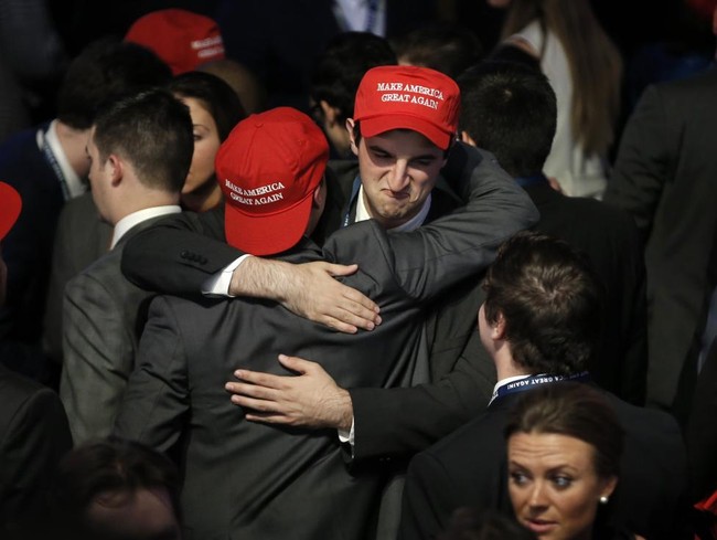 Ch&ugrave;m ảnh: Những người ủng hộ b&agrave; Hillary Clinton bật kh&oacute;c tuyệt vọng, fan Trump reo h&ograve; ăn mừng chiến thắng - Ảnh 30.