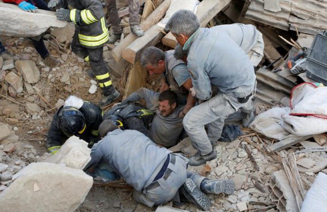 Động đất ở Italy: Ít nhất 73 người đã thiệt mạng, 81 người bị thương và hàng chục người vẫn đang mất tích - Ảnh 19.