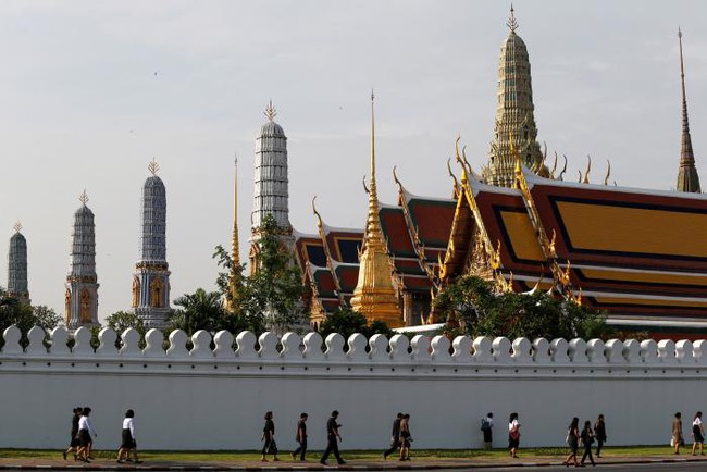 Sáng đầu tiên không có Vua Bhumibol, người dân Thái Lan chết lặng trong niềm đau và nước mắt - Ảnh 4.