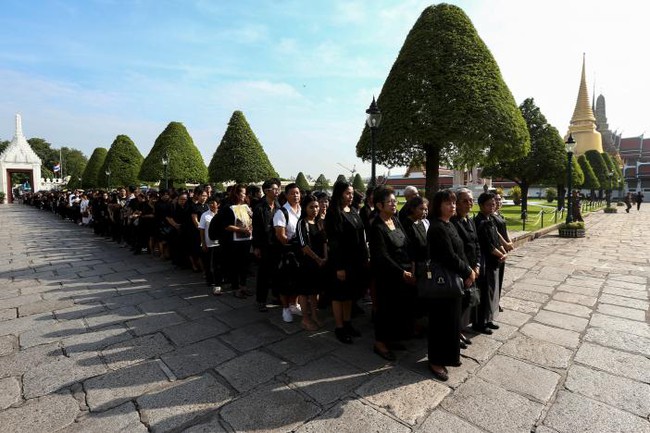 Người dân Thái Lan mắt đỏ hoe, xếp hàng dài chờ viếng Quốc vương Bhumibol - Ảnh 9.