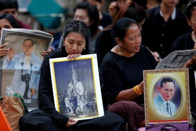 Sáng đầu tiên không có Vua Bhumibol, người dân Thái Lan chết lặng trong niềm đau và nước mắt - Ảnh 1.