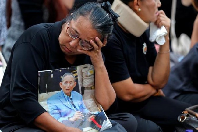 Sáng đầu tiên không có Vua Bhumibol, người dân Thái Lan chết lặng trong niềm đau và nước mắt - Ảnh 8.