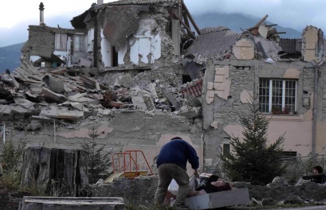 Động đất ở Italy: Ít nhất 73 người đã thiệt mạng, 81 người bị thương và hàng chục người vẫn đang mất tích - Ảnh 14.