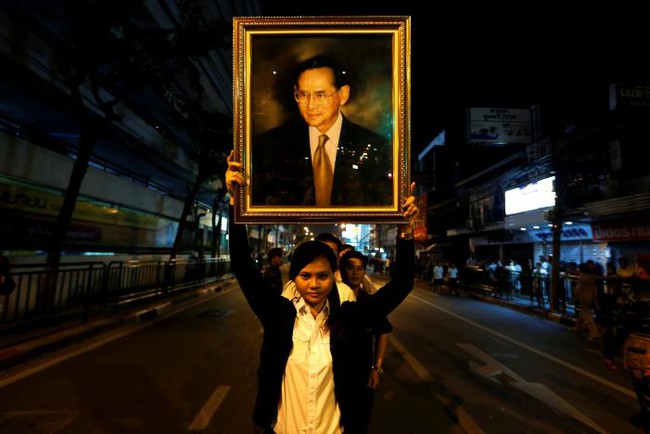 Sáng đầu tiên không có Vua Bhumibol, người dân Thái Lan chết lặng trong niềm đau và nước mắt - Ảnh 12.