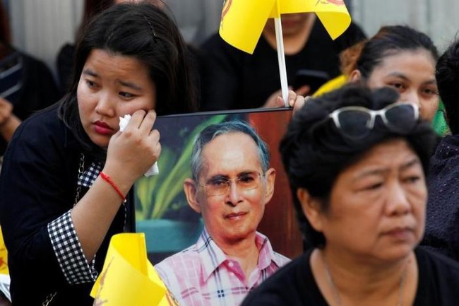 Sáng đầu tiên không có Vua Bhumibol, người dân Thái Lan chết lặng trong niềm đau và nước mắt - Ảnh 14.