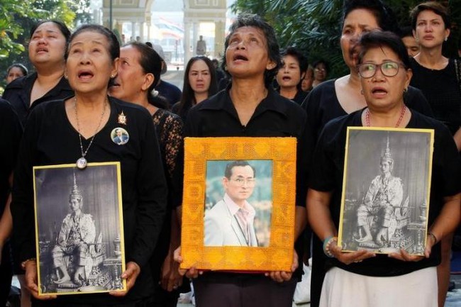 Sáng đầu tiên không có Vua Bhumibol, người dân Thái Lan chết lặng trong niềm đau và nước mắt - Ảnh 15.