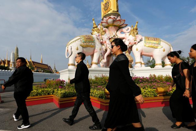 Người d&acirc;n Th&aacute;i Lan mắt đỏ hoe, xếp h&agrave;ng d&agrave;i chờ viếng Quốc vương Bhumibol - Ảnh 11.