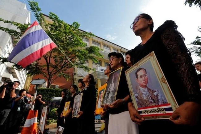 Người dân Thái Lan mắt đỏ hoe, xếp hàng dài chờ viếng Quốc vương Bhumibol - Ảnh 12.