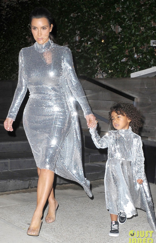 Pha đụng h&agrave;ng lạ nhất: C&ograve; hương Taylor Swift & B&aacute;nh bao Kim Kardashian! - Ảnh 1.