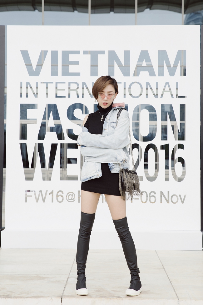Chẳng cần lồng lộn, Tóc Tiên vẫn sexy cực kì ở khu vực street style của Vietnam International Fashion Week - Ảnh 2.