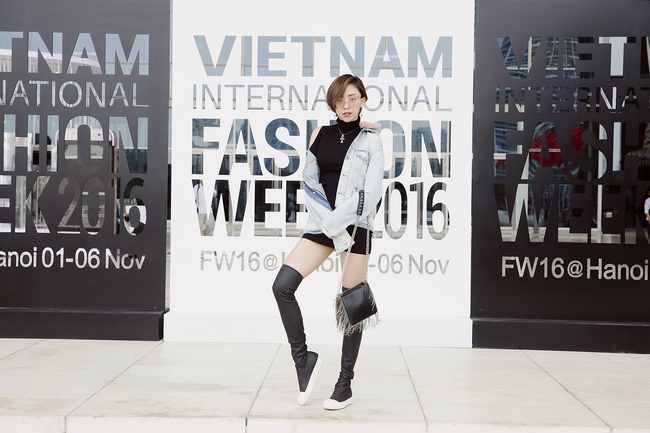Chẳng cần lồng lộn, Tóc Tiên vẫn sexy cực kì ở khu vực street style của Vietnam International Fashion Week - Ảnh 3.