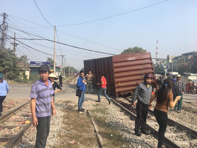 H&agrave; Nội: T&agrave;u hoả bất ngờ đứt toa tại ng&atilde; ba Văn Điển nhiều h&agrave;ng h&oacute;a bị hư hại - Ảnh 2.