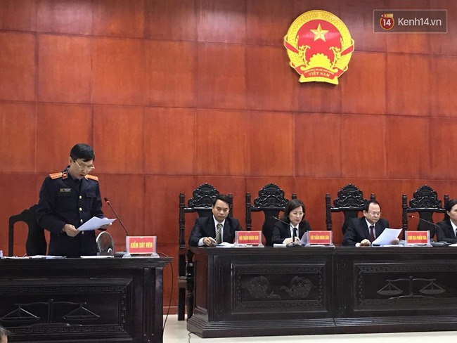 Bị cáo gây ra thảm sát 4 bà cháu ở Quảng Ninh đeo dụng cụ chống cắn lưỡi trong ngày xét xử - Ảnh 3.