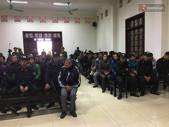 Bị cáo gây ra thảm sát 4 bà cháu ở Quảng Ninh đeo dụng cụ chống cắn lưỡi trong ngày xét xử - Ảnh 2.