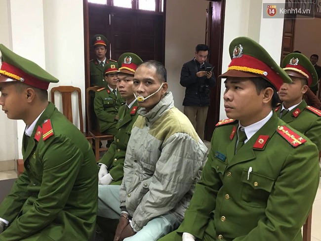 Bị cáo gây ra thảm sát 4 bà cháu ở Quảng Ninh đeo dụng cụ chống cắn lưỡi trong ngày xét xử - Ảnh 1.