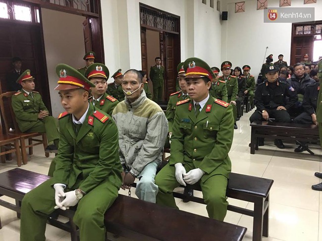 Bị cáo gây ra thảm sát 4 bà cháu ở Quảng Ninh đeo dụng cụ chống cắn lưỡi trong ngày xét xử - Ảnh 4.