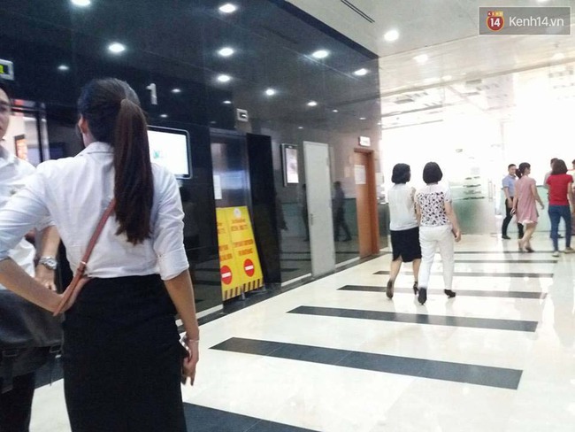 H&agrave; Nội: Nhiều người hoảng loạn khi thang m&aacute;y l&ecirc;n đến tầng 18 th&igrave; tụt xuống tầng 1 - Ảnh 2.