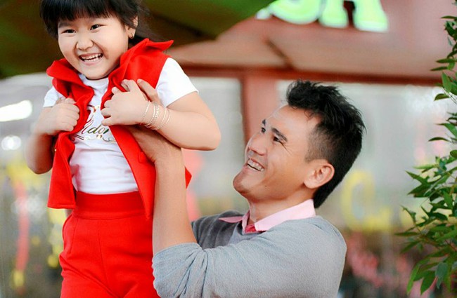 Cựu tuyển thủ Phan Thanh B&igrave;nh cưng con g&aacute;i như người t&igrave;nh kiếp trước - Ảnh 2.