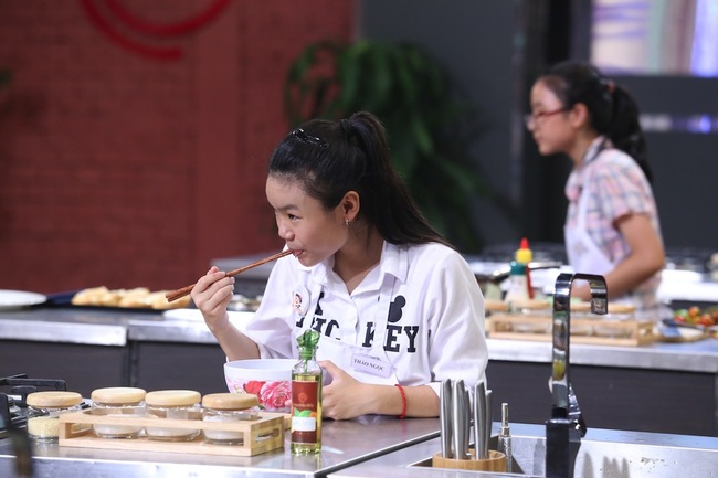 MasterChef nhí: Xuất hiện cậu bé 9 tuổi nói câu nào buồn cười câu đấy! - Ảnh 16.