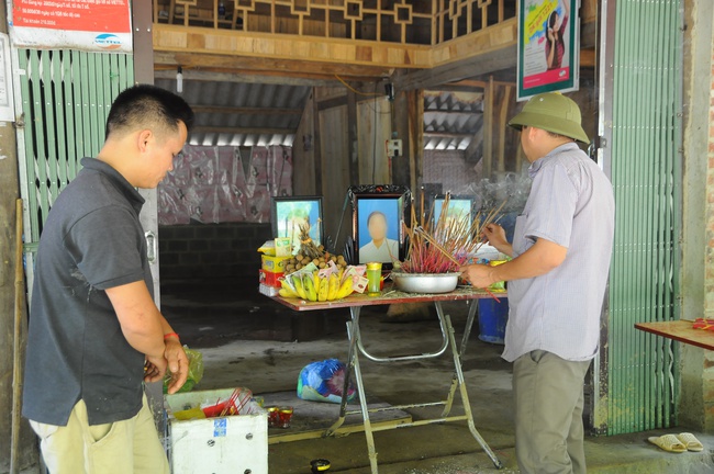 Nước mắt của gia đ&igrave;nh mất cả 3 con v&igrave; lũ qu&eacute;t kinh ho&agrave;ng ở L&agrave;o Cai: Bới b&ugrave;n đất, t&ocirc;i t&igrave;m thấy thi thể - Ảnh 1.
