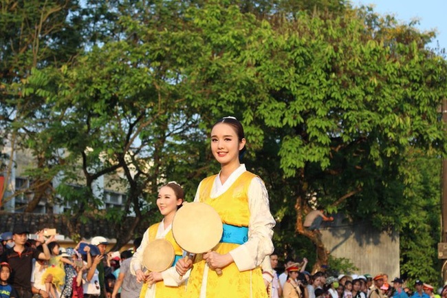 Cô gái đến từ Hàn Quốc này đang làm nghiêng ngả Festival Huế 2016! - Ảnh 3.