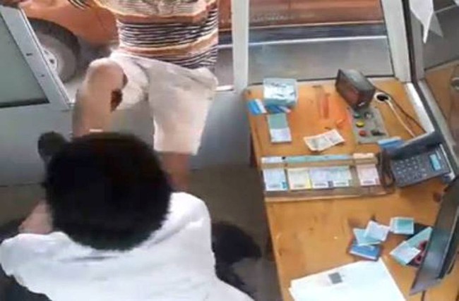 Kh&ocirc;ng chịu mua v&eacute;, c&aacute;n bộ kiểm l&acirc;m c&ograve;n lao v&agrave;o đ&aacute;nh nh&acirc;n vi&ecirc;n trạm thu ph&iacute; - Ảnh 2.