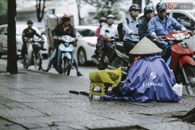 Người Sài Gòn khoác áo ấm trong tiết trời mát lạnh kèm mưa phùn từ sáng đến trưa - Ảnh 10.