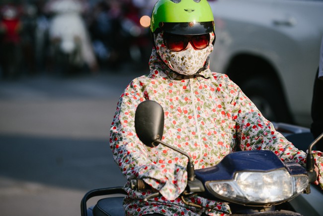 Trời n&oacute;ng đỉnh điểm, chọn loại vải n&agrave;o để chống nắng n&oacute;ng tốt nhất? - Ảnh 1.
