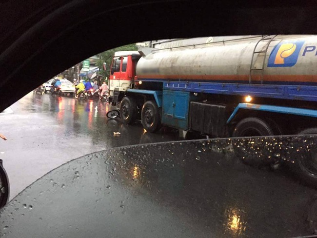 Đ&agrave; Nẵng: Tai nạn nghi&ecirc;m trọng người phụ nữ bị cuốn v&agrave;o gầm xe bồn - Ảnh 1.