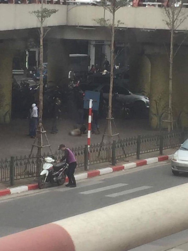 H&agrave; Nội: Tai nạn khiến người điều khiển xe m&aacute;y văng xuống gầm cầu - Ảnh 3.