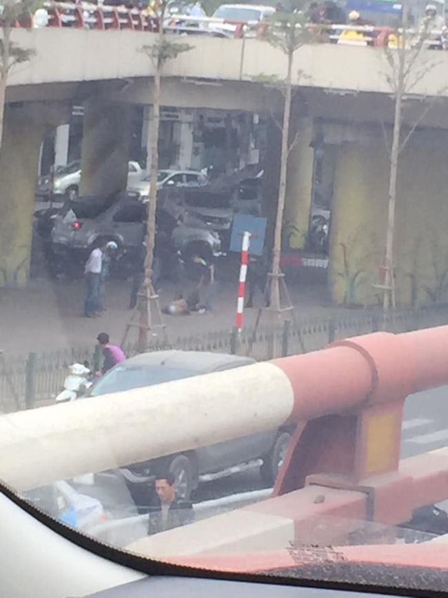 H&agrave; Nội: Tai nạn khiến người điều khiển xe m&aacute;y văng xuống gầm cầu - Ảnh 2.