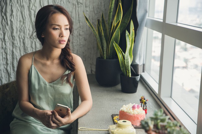 &Aacute;i Phương ngậm ng&ugrave;i chia tay bạn trai MV Hồ Vĩnh Khoa d&ugrave; l&ograve;ng c&ograve;n y&ecirc;u - Ảnh 2.