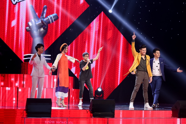 The Voice Kids: Noo Phước Thịnh hờn dỗi vì Đông Nhi giành được cậu bé vắt hai chân lên đầu - Ảnh 4.