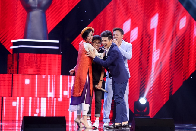 The Voice Kids: Noo Phước Thịnh hờn dỗi vì Đông Nhi giành được cậu bé vắt hai chân lên đầu - Ảnh 6.