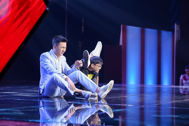 The Voice Kids: Noo Phước Thịnh hờn dỗi vì Đông Nhi giành được cậu bé vắt hai chân lên đầu - Ảnh 5.